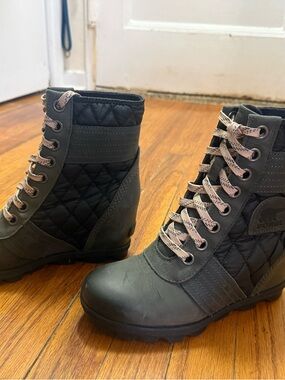 Sorel Women's Quilted Lace-Up Wedge Boot - Green with Light Pink Laces